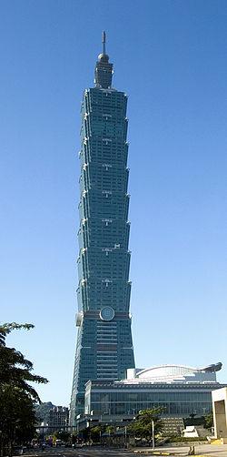Figura 1.3: Edifício Taipei 101 a esquerda, e a massa do amortecedor, estimada em torno de 728 toneladas. 1.4 Fortes ventos são capazes de produzir oscilações em prédios altos (http://sofisica.com.