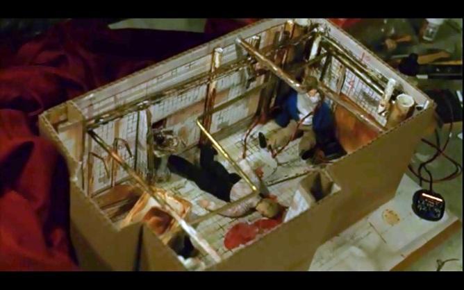 Em Jogos Mortais I, há uma cena em que os detetives David Tapp e Steven Sing, personagens interpretados pelos atores Danny Glover e Ken Leung respectivamente, encontram um dos esconderijos do Jigsaw