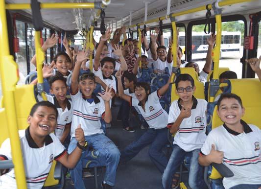 A blitz movimentou o Centro de Caucaia com animação e distribuição de panfletos Vitória apoia escola parceira em blitz educativa em Caucaia Mais uma vez a Vitória apoia a campanha internacional Maio