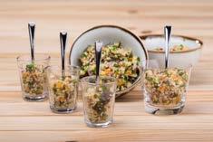 4 Salada de quinoa e frutas secas DURABILIDADE: APROXIMADAMENTE 2 DIAS 250 g de quinoa mista 50 ml de azeite 1 cenoura picada em cubos pequenos e regulares (brunoise) 1 abobrinha picada em cubos