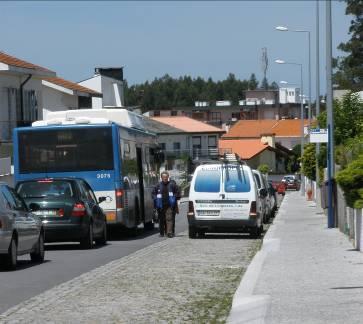 Em vários locais encontramos paragens cujos acessos estão completamente barrados por carros