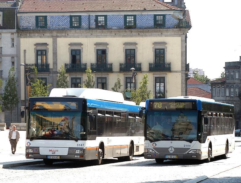 desses espaços, sistemas de retenção utilizados, e botões e paragem específicos; Botões de Paragem e