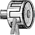 (N) situado numa das coroas opunha-se um pólo de nome contrário (S) na outra coroa. bobinas do circuito do induzido sucessivamente atravessam um campo magnético que varia de sentido alternadamente.