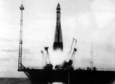 .. Lançamento, pelos soviéticos, do primeiro satélite artificial da Terra Sputnik I Sputnik I EEL878: Redes de Computadores 1 Del-Poli/UFRJ Lançador de Satélites = Míssil Reação dos Estados Unidos