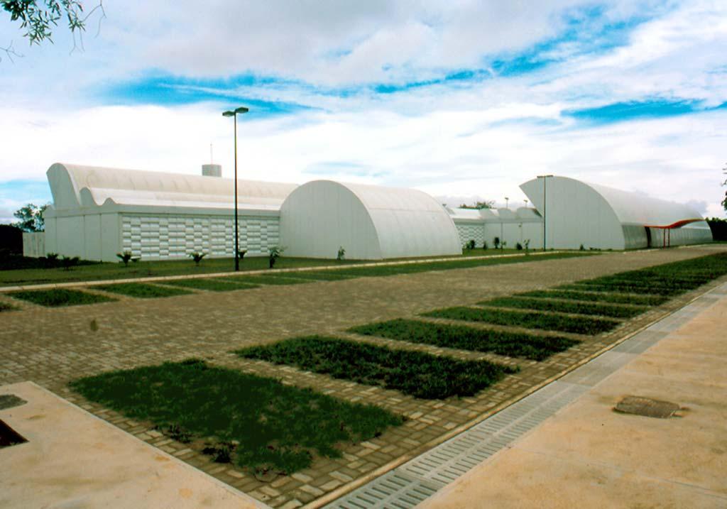 Sistema construtivo. O sistema construtivo se assemelha ao adotado na unidade de reabilitação de Brasília. Foram criados alguns componentes específicos destinados à ventilação natural.
