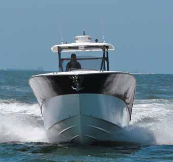 No barco testado, com dois de popa de 250 hp, a montagem estava benfeita e os comandos eletrônicos dos motores tornaram a pilotagem