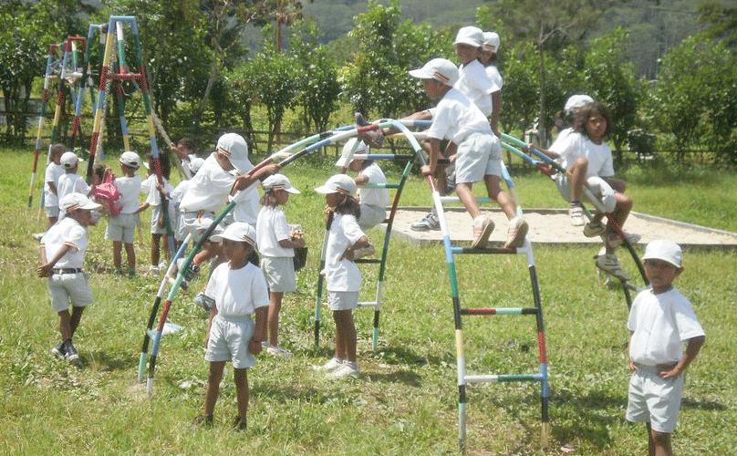 Timor-Leste parcerias internacionais Assim, na primeira fase são apoiados os Estabelecimentos Integrados de Ensino Básico (EIEB - agrupamentos), da rede escolar pública e as Escolas de Referência que