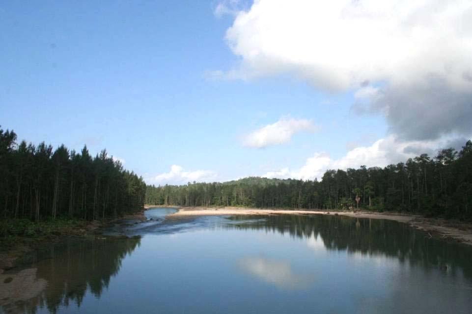 Outro aspecto a merecer especial relevo, para além das soberbas paisagens (Figuras 37, 38 e 39), é a existência de diversas habitações coloniais de alguma dimensão (Figura 40), por vezes em ruínas