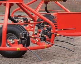 DURANTE O TRABALHO, TRAVA AO SER ELEVADO A Haybob 300 e a 360 seguem o caminho do trator em curvas, sem arrastar ou danificar a faixa, graças