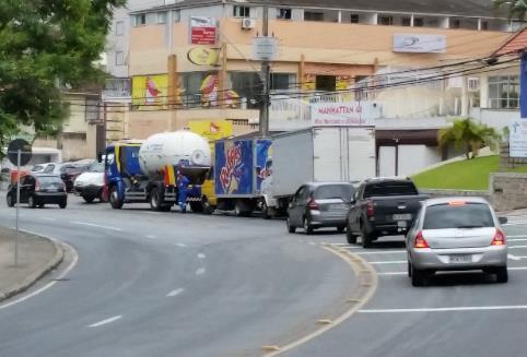 O impacto é maior conforme o tempo de parada dos veículos para entrega, que pode durar entre 15 e 30 minutos, de acordo com as situações observadas.