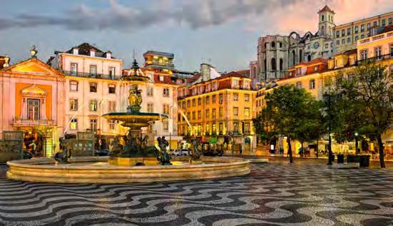 Tempo livre para poder ir provar os famosos pastéis de Belém na pastelaria que reclama a sua origem. Seguimos até ao Palácio Nacional da Ajuda, antigo Palácio Real, para uma visita guiada.