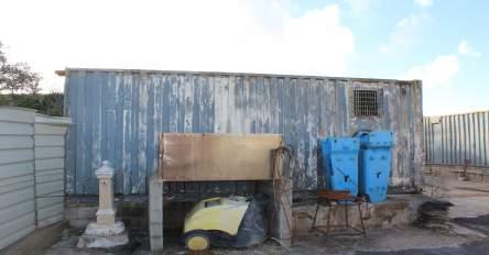 sobras de tubagens, diversas ferramentas em mau estado