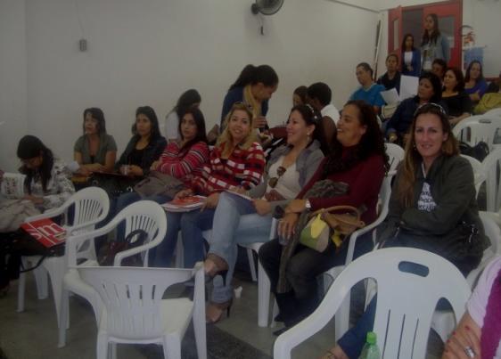 realizando encontro, cursos de capacitação permanente para professores das salas de aulas regulares, equipes técnico-pedagógicas e para docentes