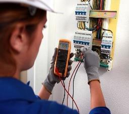 Eletricidade e Energia Técnico de Instalações Elétricas Matemática (300 h) Física e Química Unidades de Curta Duração Pré-Definidas e da Bolsa de UFCD O Técnico de Instalações Elétricas é o