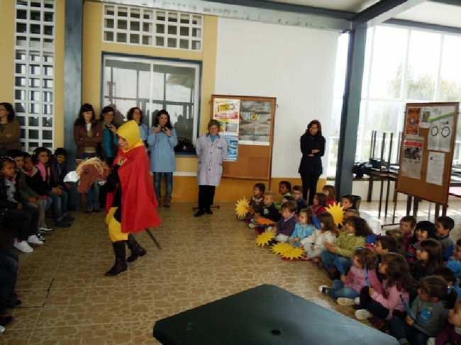 O público (todas as crianças do ensino préescolar do Agrupamento, a turma de 1º ano de Santo António das Areias e alguns alunos de 2º ano desta localidade) assistiu com muito interesse ao desempenho