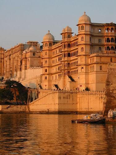 Dia 5 : Bikaner Jaisalmer Após o pequeno almoço, visita guiada à cidade de Bikaner, percorrendo a sua magnífica fortaleza, o Palácio de Lalgarh e o templo de Deshnoke.