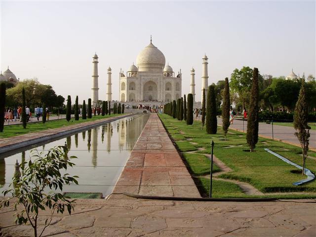 Talvez o adjectivo esplendoroso seja o que mais se aproxima do que sentimos quando experienciamos a fantástica visão do Taj Mahal.