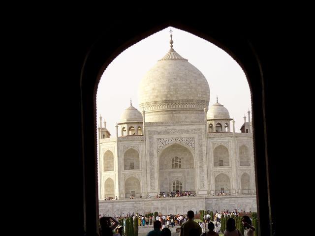 Dia 14 : Agra - Delhi De manhã, visita ao Forte de Agra (que contém a Mesquita das Pérolas e belíssimos palácios) e ao Itmad-ud-Daulah, construído