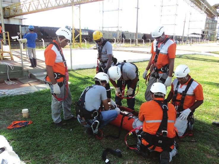 NR - 33 ESPAÇOS CONFINADOS TRABALHADORES AUTORIZADOS E VIGIAS 16h / 2 dias Capacitar os trabalhadores e