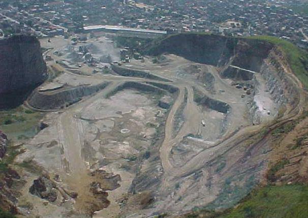 Figura 3. Vista da Pedreira Bangu Ltda. Na imagem é possível notar os efeitos de modificação da geomorfologia local proporcionados pela mineração. Fonte: Argosfoto (2016).