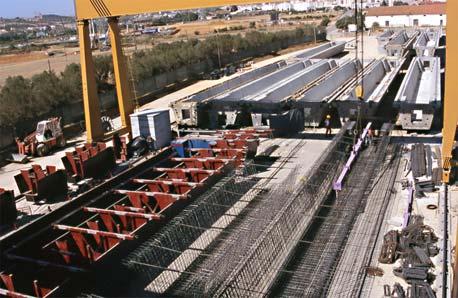 1. A Fabricação Para o desenvolvimento deste projecto foram consideradas a especificidade do Viaduto, em que as longarinas apresentavam pesos que oscilavam entre 90 e 160 toneladas, originando