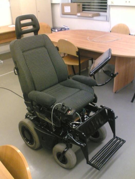 A final imagem do protótipo da cadeira de rodas inteligente, após instalados os sensores, as placas de interface e as conexões