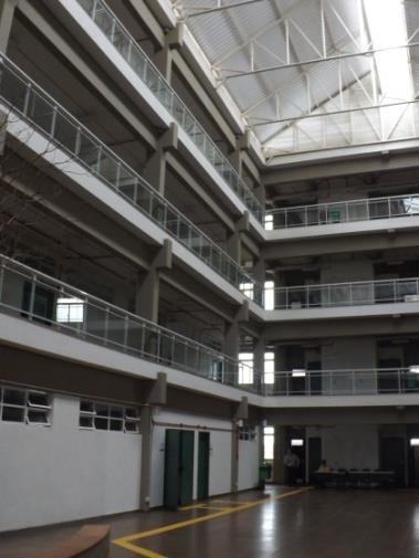 A edificação conta com uma configuração volumétrica homogênea, constituído por um bloco principal de quatro pavimentos, que atende às salas de aula, adjacente aos blocos que abrigam as circulações