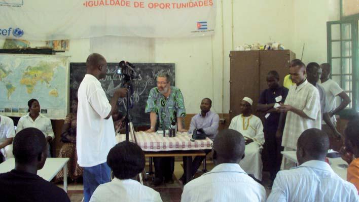 Seminário Contra a Violência nos Media realizado em Mansoa, na Guiné-Bissau maioria voluntários e não profissionalizados, a Fundação Pro Dignitate promoveu, com o apoio da Conferência Episcopal