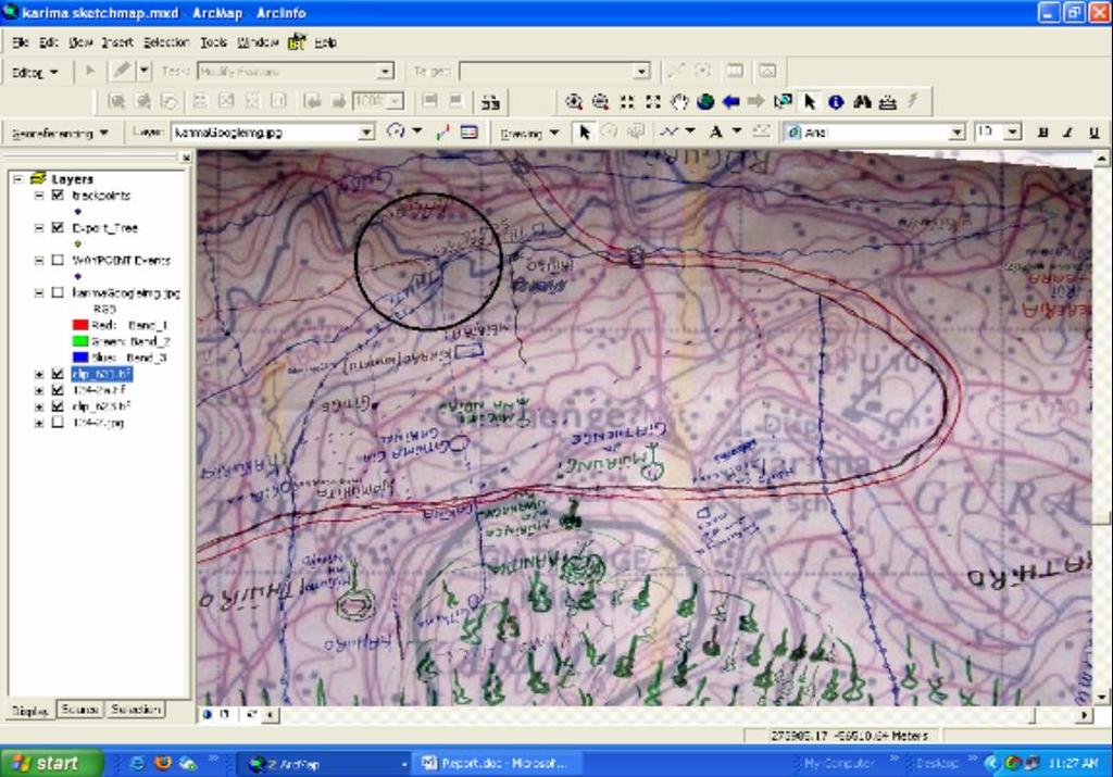 Figura 2: Esboço cartográfico capturado digitalmente da comunidade de Karima no Quênia é comparado com uma folha topográfica georreferenciada [Foto de Julius Muchemi,