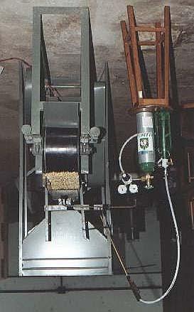 O sistema de pulverização utilizado, que consiste de um depósito da calda, bomba de pressão constante a