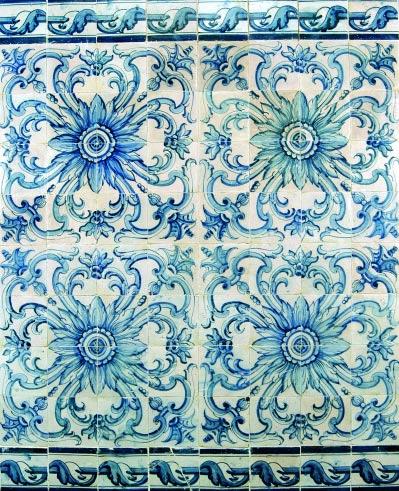 196 "ROSÁCEAS" painel de 80 azulejos, decoração a azul, portugueses, séc. XVIII, pequenos restauros e defeitos Dim.