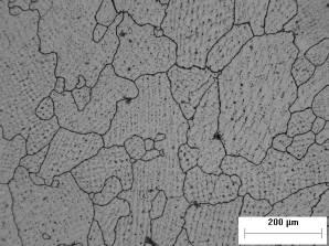 a b Figura 19 Microestrutura da liga Cavitec soldada.