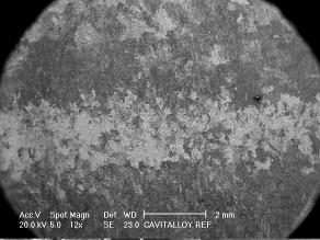 69 a b Regiões de perda de c d Figura 42- Aspecto da amostra Cavitalloy refundida após 10 horas de ensaio de cavitação acelerada.