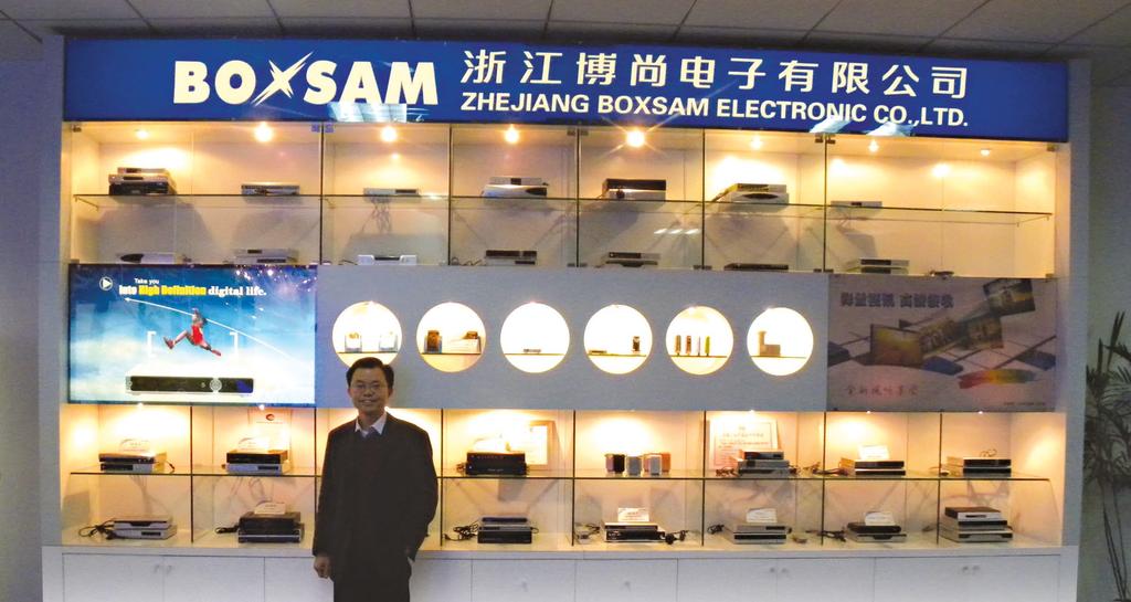 O Vice-presidente Jeffrey Zhao á frente da montra de exposição com os produtos seleccionados pela empresa. mos cerca de 20 mil placas.