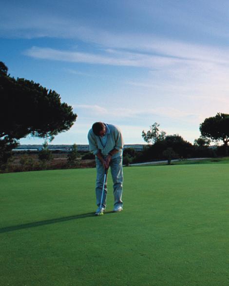 Haverá melhor experiência do que fazer um hole in one à beira-mar? What better experience than making a hole-in-one at the seafront? UMA TERRA QUE INSPIRA A LAND THAT INSPIRES TRAVEL 4 GOLF C.