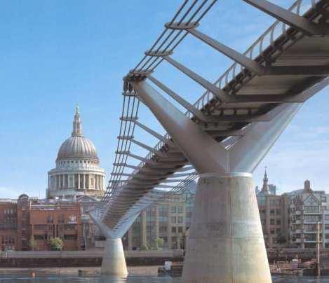 23 Outro caso importante foi o problema ocorrido com a passarela Millennium Footbridge, conforme Figura 5, estudada por Newland [13], uma passarela pênsil suportada por cabos de aço que faz a