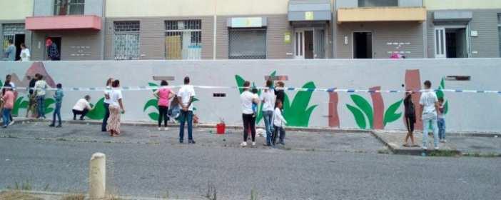 Participaram os representantes das instituições, amigos e a população em geral, adultos e crianças. Umas pessoas pintaram primeiro a parede, outros desenharam e depois outros pintaram os desenhos.