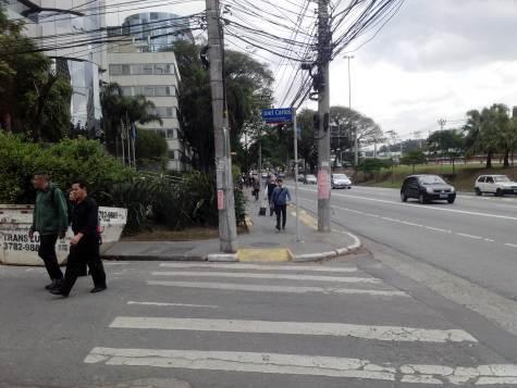 dos dois pontos de ônibus mais próximos. O limite de velocidade na R.