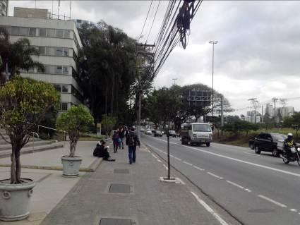 ônibus mais próximo. O limite de velocidade da pista local da Av.