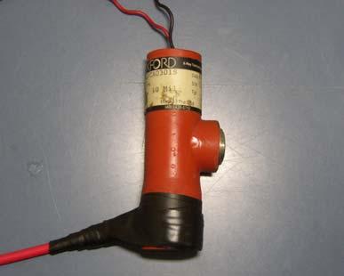 IV.1.1 Conjunto fonte de almentação - tubo de raos X A fonte de almentação do tubo de raos X fo montada no própro LIN. Ela produz uma corrente máxma de 770 µa e uma tensão máxma de 65 kv.