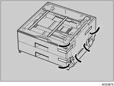 Instalar a Paper Feed Unit Type 7300 (500 2) Para deslocar a unidade de alimentação de papel, pegue na unidade pelo fundo, segurando em ambos os lados e, em seguida, levante-a devagar.