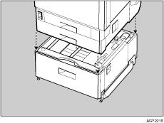 Para deslocar a impressora, são necessárias quatro pessoas para segurar em cada uma das pegas laterais.