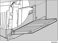 J Insira o suporte de montagem no orifício, conforme indica a figura. K Fixe o suporte com o outro parafuso.