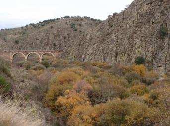 3 a)); 2) A zona de planície intermédia, caracterizada pela presença de materiais de origem sedimentar e ocupada por atividades de