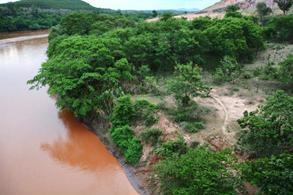 Ipatinga-MG O rio Doce corta a faixa oeste da Região Metropolitana do Vale do Aço, delimitando por aproximadamente 3km o limite municipal entre Ipatinga e Caratinga, imediatamente a jusante da