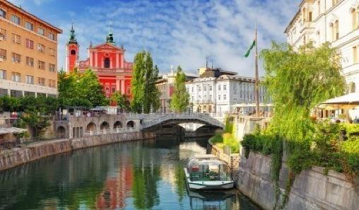 Café da manhã. Saída para um city tour pela cidade situada às margens do rio Ljubjana. Aprecie o Castelo, o Museu Nacional e o Teatro da Ópera.