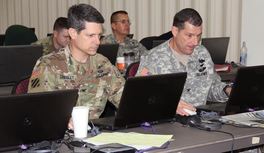 Participantes do Unified Challege 16.2 inserem informações no sistema de jogos, Fort Leavenworth, Kansas, Mar 2016.
