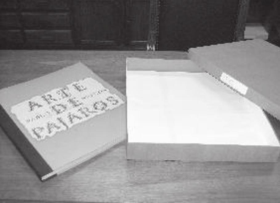 Para as obras menores, foram feitas caixas mais simples, de papel cartão, tomando o cuidado para que a parte em papel branco