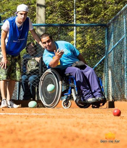 MUDANDO O MUNDO COM ESPORTE Quando uma pessoa com deficiência intelectual se sente bem sucedida nos esportes ela: Melhora a autoestima; Pode conseguir um