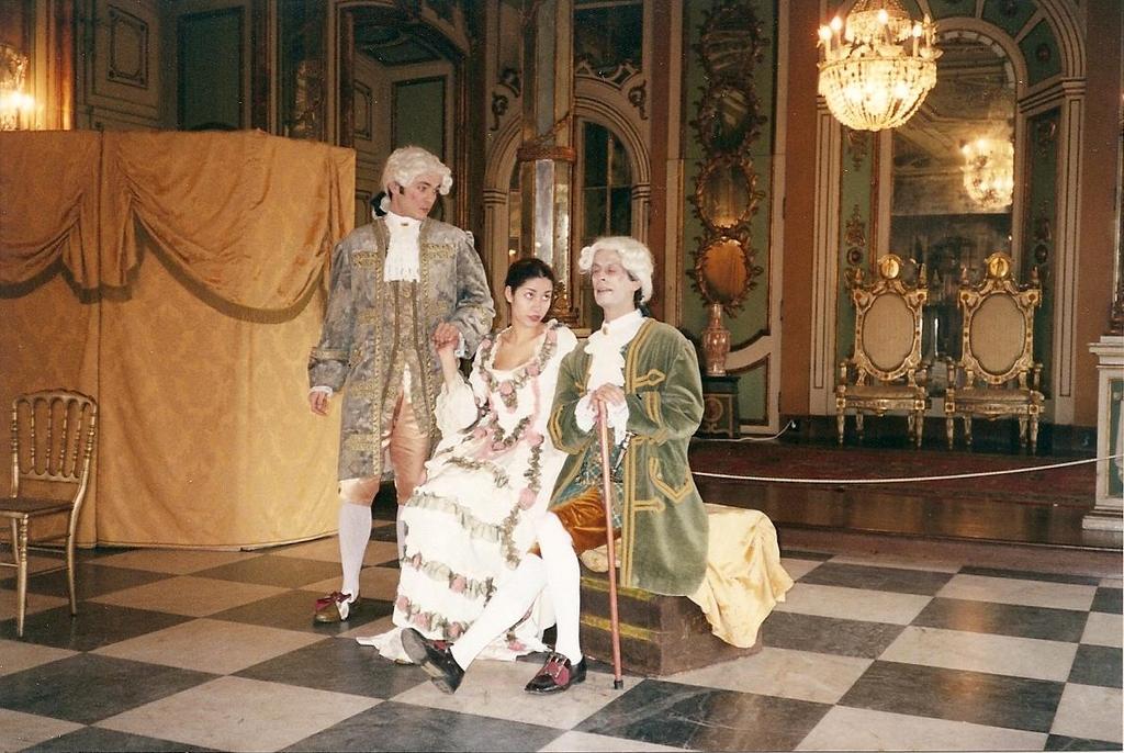 Figuras 11 e 12: PNQ Sala dos Embaixadores. Representação de uma pequena peça adaptada do teatro do século XVIII.